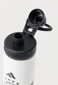 Λευκό αθλητικό μπουκάλι νερού με μαύρο καπάκι που αναδιπλώνεται και στόμιο, με λογότυπο που διαθέτει αστέρια και ρίγες στο πλάι.