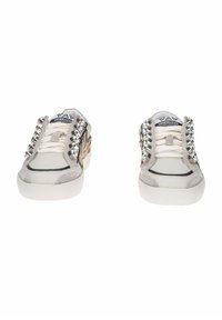 Sneaker con tomaia in pelle e suede bianca, borchie argentate sui lati, dettagli neri e suola bianca testurizzata. Design con lacci.