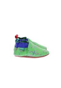 Chaussures vertes pour enfants avec une finition brillante, présentant un col bleu et un tirant rouge au talon. Décorées de notes de musique et de motifs circulaires.