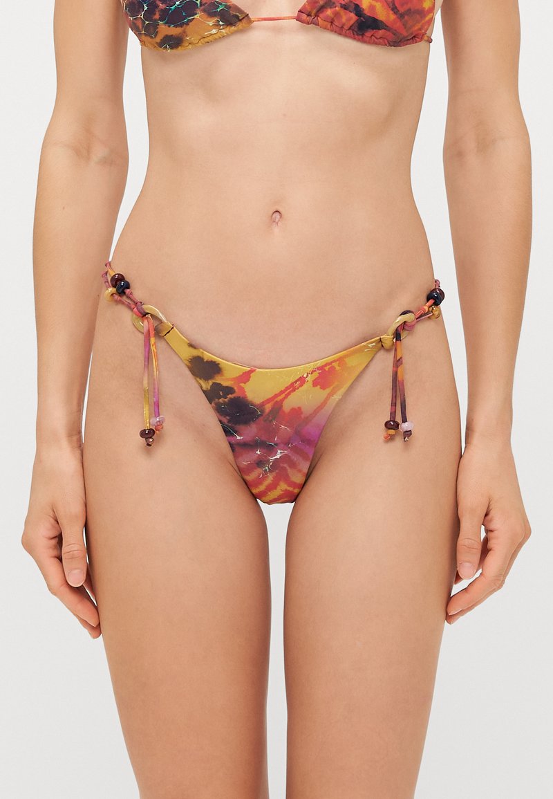 Flerfarget bikini-bunn med snøring på siden, med et tie-dye-mønster i livlige nyanser av oransje, rosa og gult, sikret med perler.