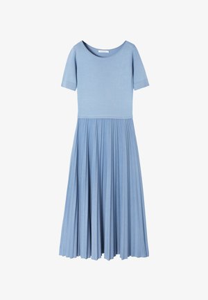 Světle modré šaty z jemného žebrovaného materiálu. Krátké rukávy, kulatý výstřih a plisovaný střih sukně. Měkká textura a střih do poloviny stehen.