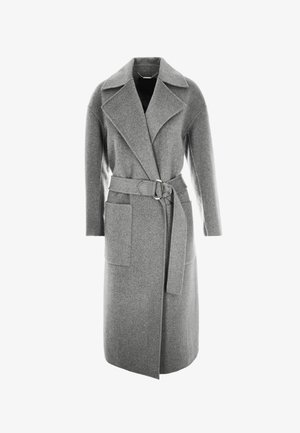 Grijze wolblend jas met een lange, rechte snit, grote kraag, een ceintuur in de taille en twee voorzakken. Zachte textuur met minimale details.