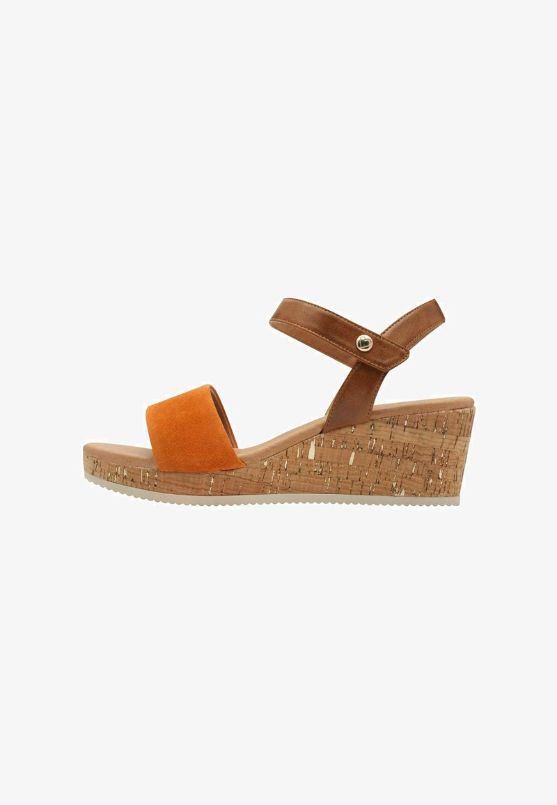 Sandal med kilehæl, der har en brun læderankelrem og en front i orange ruskind. Platform med korktekstur og gummisål for godt greb.