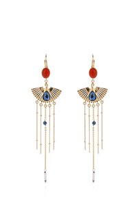 Boucles d'oreilles en or ornées d'une pierre ovale rouge et d'une pierre précieuse bleue, avec un motif de éventail complexe, décorées de chaînes et de perles suspendues.