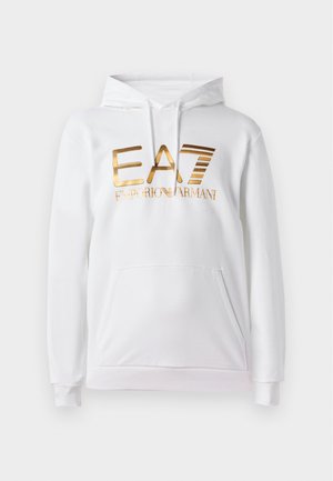 Weißer Kapuzenpullover mit einer Fronttasche, versehen mit einem goldmetallischen Logo, das "EA7 EMPORIO ARMANI" liest. Weiches Material und gerippte Bündchen.