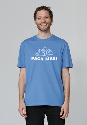 Blauwe katoenen t-shirt met een graphic van bergen en de tekst "PACK MAS!" in het wit gedrukt. Korte mouwen en een ronde hals.