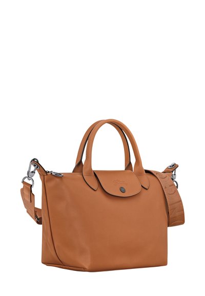 Hellbraune Lederhandtasche mit zwei Griffen, abnehmbarem, strukturiertem Riemen, abgerundeten Kanten, Klappenverschluss und metallischen Akzenten.