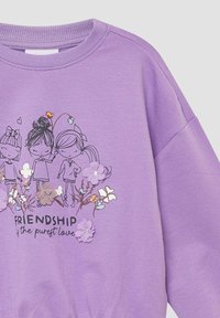 Felpa viola con tre ragazze illustrate e applicazioni floreali. Il testo recita "L'AMICIZIA è il più puro amore." Tessuto in cotone morbido.