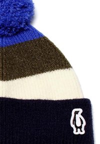 Berretto a maglia con parte superiore blu, strisce verde oliva e crema, fondo blu scuro, caratterizzato da un piccolo logo di pinguino bianco sul lato.