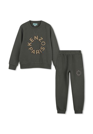 Conjunto de sudadera y pantalones deportivos de color verde oscuro con "Kenzo Paris" escrito en un patrón circular en la parte delantera y en el muslo izquierdo.