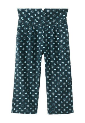 Pantalon à jambes larges avec une taille haute repliée présentant un motif répétitif de petites formes florales bleues et blanches et de losanges sur un tissu sombre.