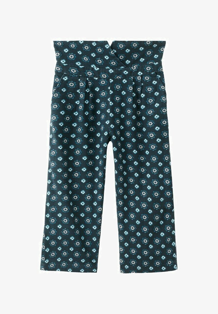 Pantalon à jambes larges avec une taille haute repliée présentant un motif répétitif de petites formes florales bleues et blanches et de losanges sur un tissu sombre.