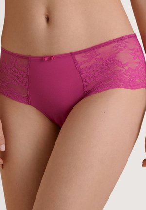 Een roze katoenen en kanten hipster slipje met bloemkanten zijkanten en een klein strikdetail in het midden, met een gladde en zachte textuur.