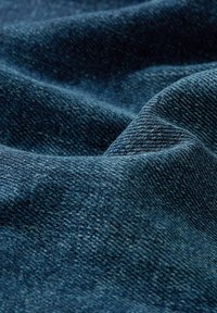Denim-kangas, syvän sininen väri, teksturoitu pinta viistokudoksella, pehmeä ulkonäkö, jossa on hieman kiiltoa. Viimeistelty eri osista.