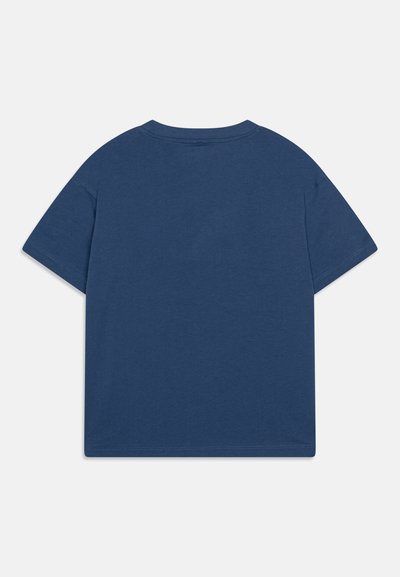 Tumesinine lühikeste varrukatega T-särk, mis on valmistatud pehmest puuvillast materjalist. Lihtne disain ümarate kaelustega ja ilma nähtavate mustrite või akendita.