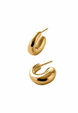 Par de pendientes de aro dorados, brillantes y curvados, con superficie lisa y reflectante y cierres de poste, mostrados sobre fondo blanco.