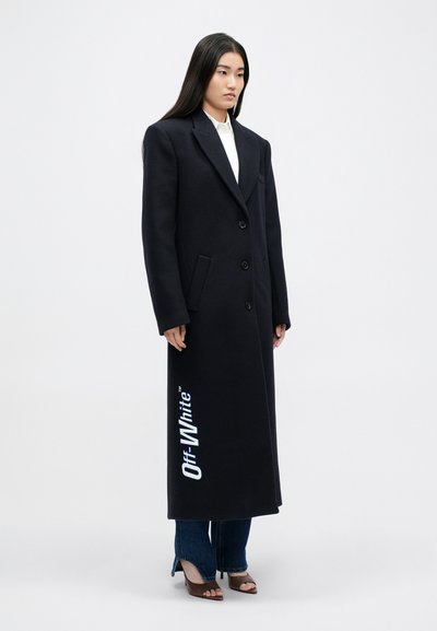 Dlouhý námořnický kabát s předními knoflíky, širokými klopami, bočními kapsami a bílým logem "Off-White" potištěným vertikálně na lemu.