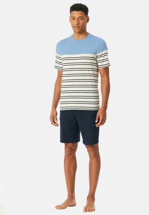 Gestreiftes T-Shirt in Hellblau und Creme mit horizontalen Streifen, kombiniert mit marineblauen Shorts. Baumwollmischung, Rundhals, kurze Ärmel, lässige Passform.