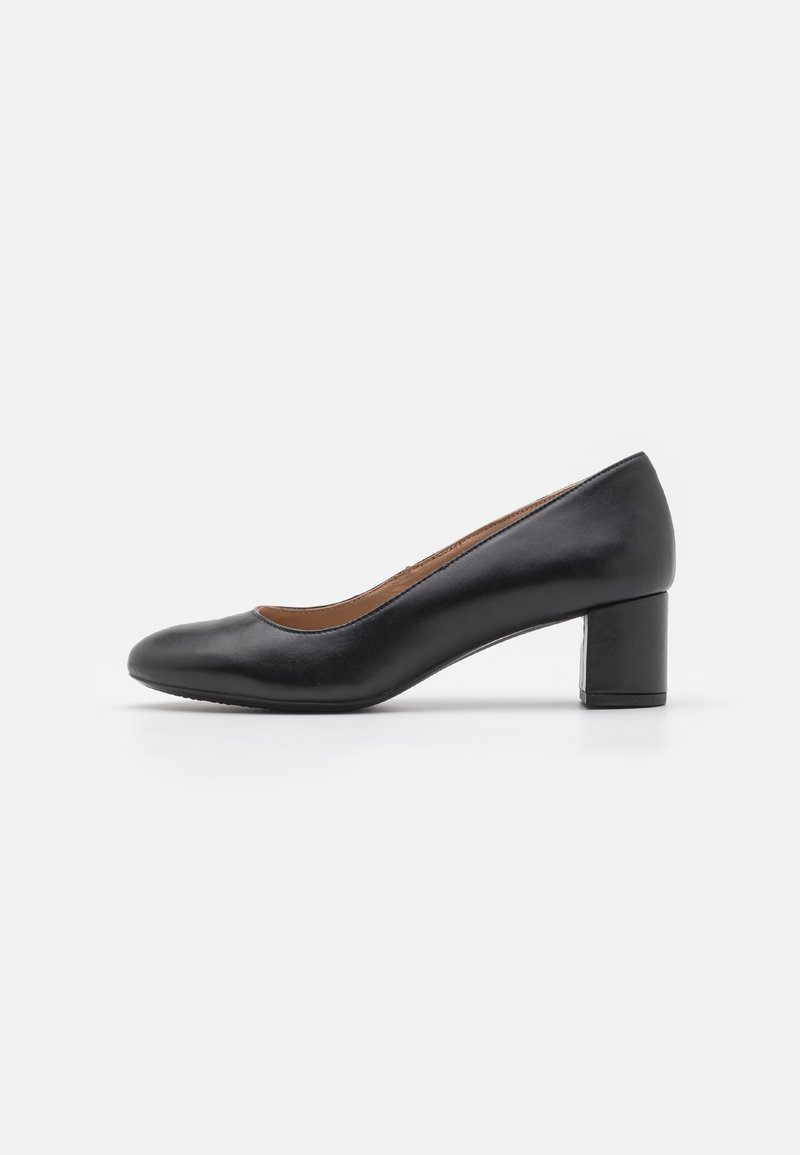 Escarpin féminin en cuir noir à talon bas, bout arrondi et talon bloc, présenté en profil sur fond blanc.