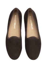 Pruuni seemisest balletijalatsid, ümarate varvastega ja elastse äärisega. Tekstuuriga sisepõhi väikeste augukestega, sees kuldne logo detail.