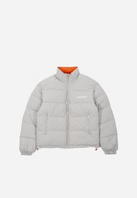 Chaqueta puffer gris claro con cuello alto, doble cremallera frontal, bolsillos laterales y forro naranja. Presenta puños elásticos y detalles en el dobladillo.