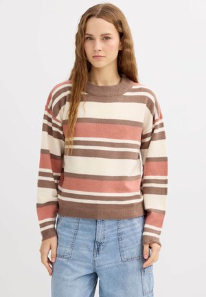 Suéter a rayas en colores marrón claro, coral y crema. Cuello redondo, textura suave, mangas largas y puños y dobladillo acanalados. Combinado con jeans azules.