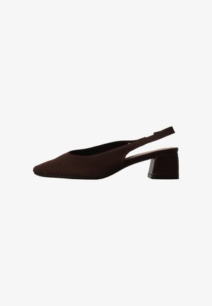 Chaussure slingback marron foncé à bout pointu et talon bloc bas, avec une texture côtelée sur le matériau supérieur.