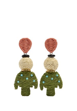 Kolczyki z plecionym teksturowanym wzorem, z okrągłą różową górą, kremowym środkiem i zielonym dołem ozdobionym małymi niebieskimi koralikami.