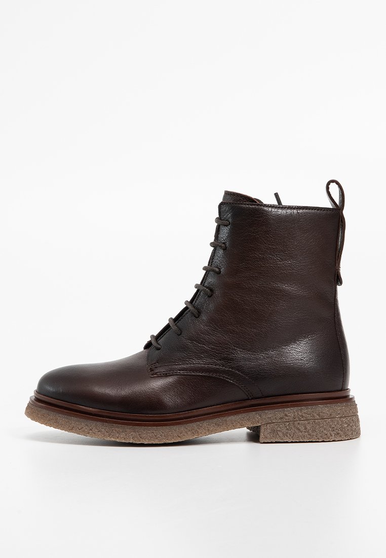 Braune Leder-Stiefelette mit runder Zehenpartie, Schnürung an der Vorderseite und strukturiertem, hellbraunem Boden. Verfügt über einen gesteppten Akzent entlang des Schaftes.