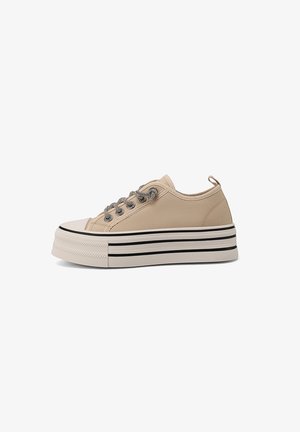 Sneaker beige in tela con tomaia bassa e suola piattaforma bianca spessa con due strisce orizzontali nere e lacci grigi con motivo.