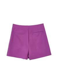 Shorts violets en tissu lisse, avec une coupe ajustée, des poches arrière et une finition soignée sans embellissements supplémentaires.