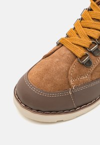 Petit Nord Copenhagen TREK BOOT UNISEX - Suvarstomi aulinukai - mushroom