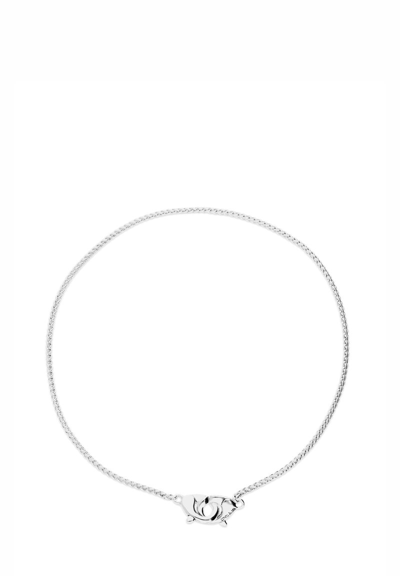 Brazalete de plata con un diseño retorcido, que presenta un cierre decorativo en forma de un ojo estilizado, textura suave y acabado pulido.