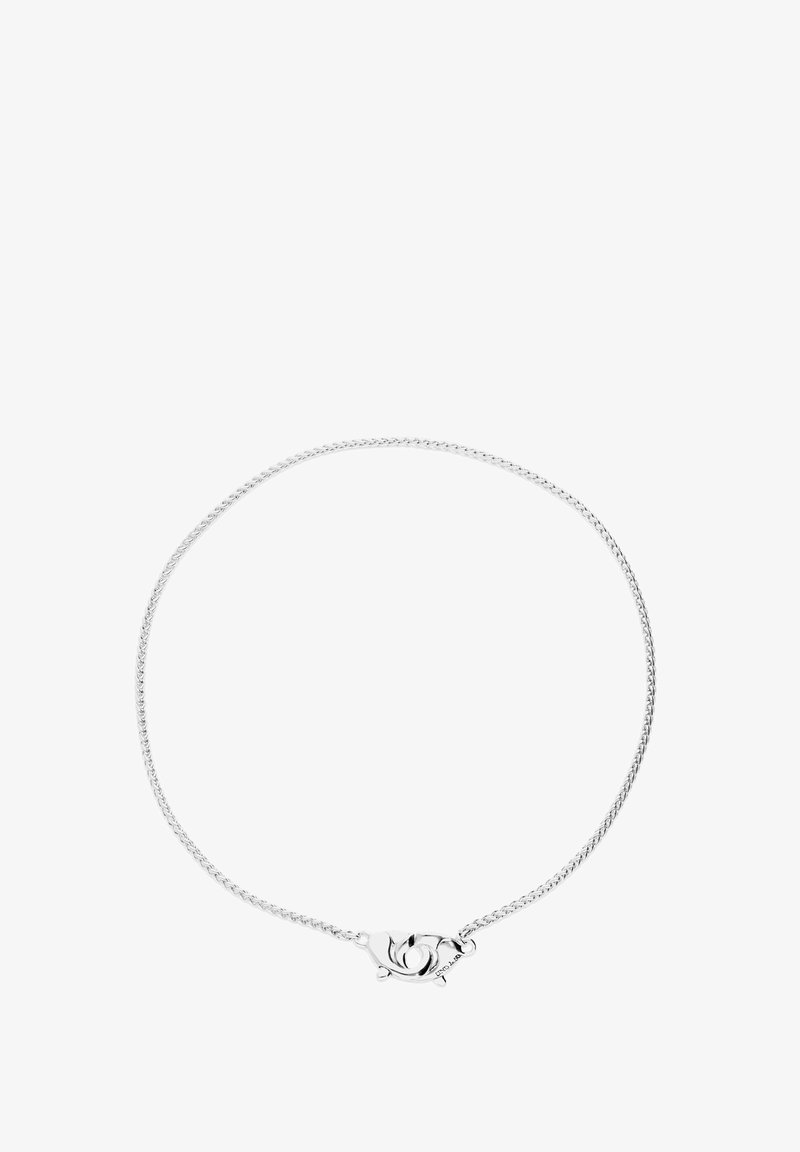 Brazalete de plata con un diseño retorcido, que presenta un cierre decorativo en forma de un ojo estilizado, textura suave y acabado pulido.