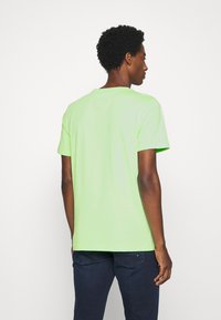 Tommy Hilfiger TOMMY LOGO TEE - T-shirt estampada - green