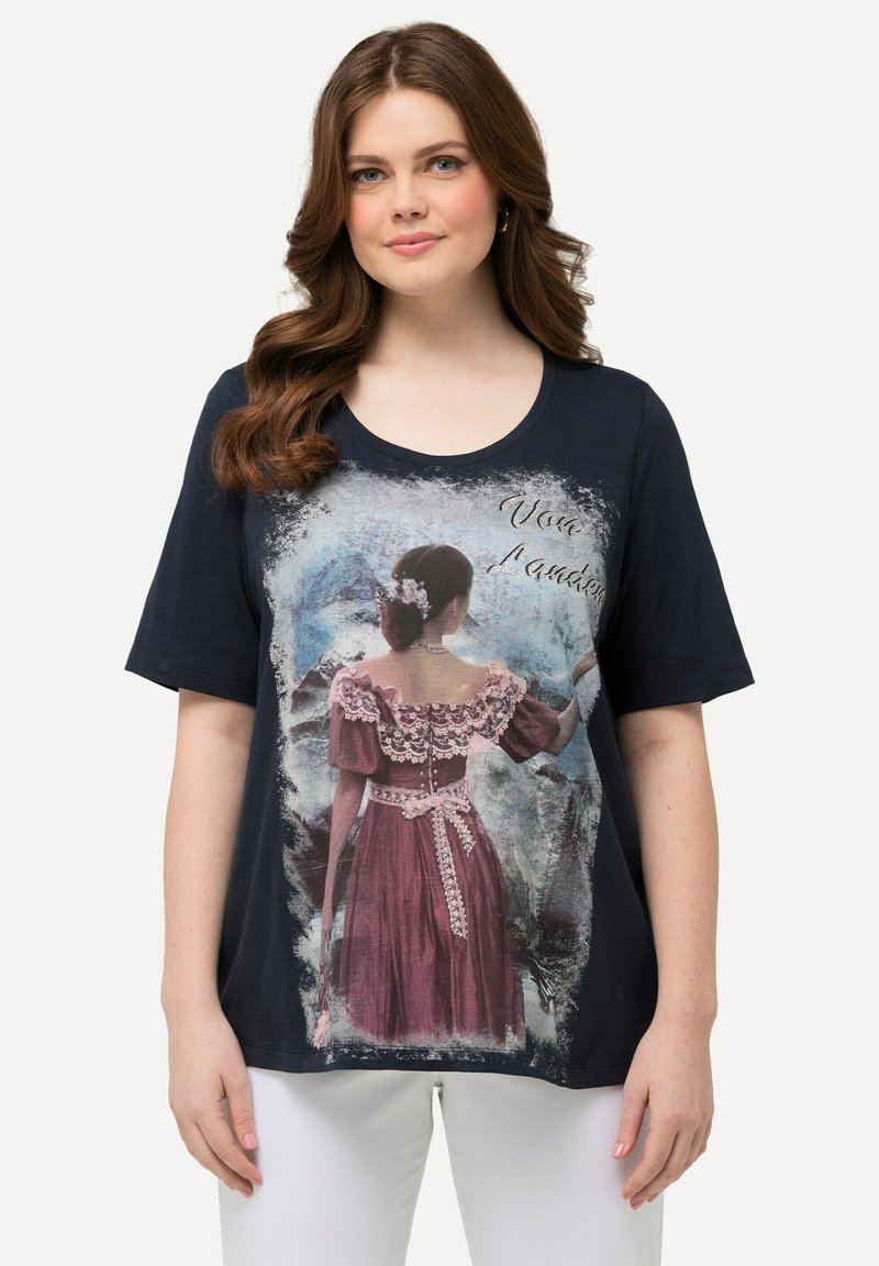 Camiseta de color azul marino con mangas cortas que presenta un diseño gráfico de una mujer vestida con ropa histórica, adornada con detalles de encaje y un fondo escénico.