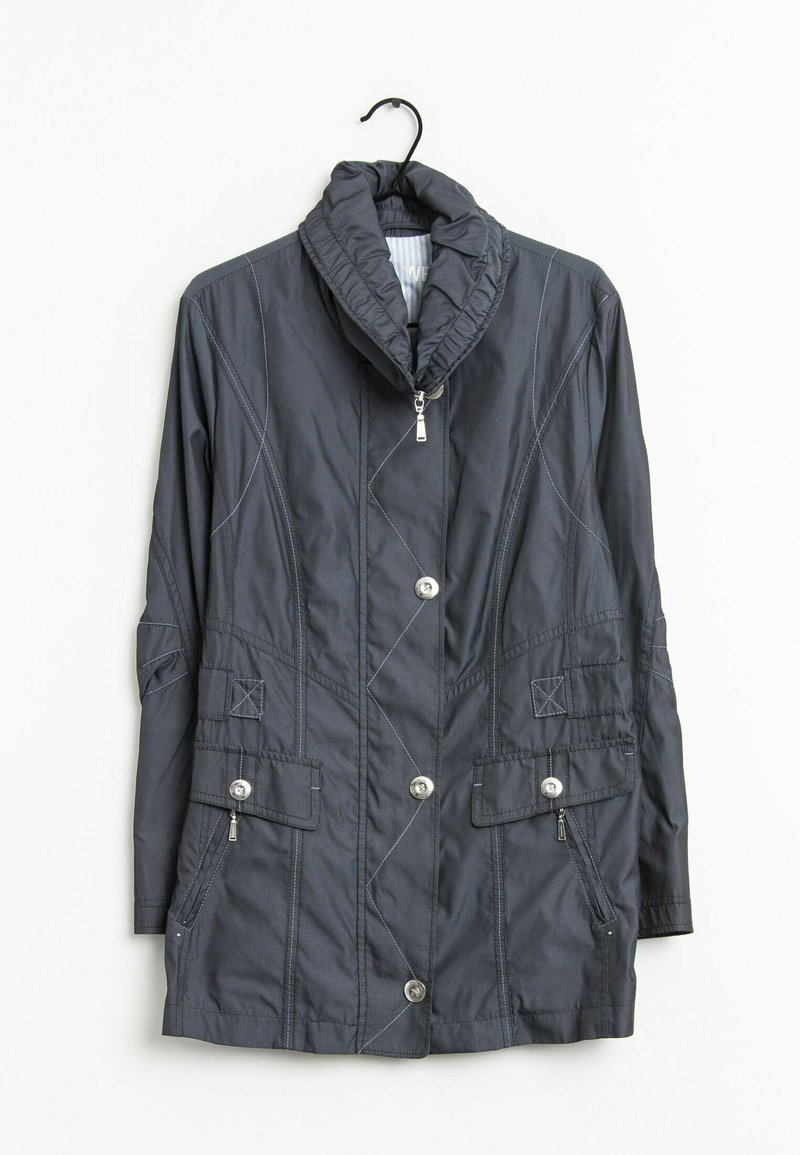 Mörkgrå långärmad jacka med hög krage, framknäppning, två stora fickor och diagonala sömnadsdetaljer. Slät tygstruktur.