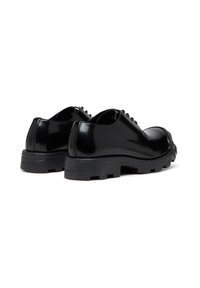 Chaussures oxford en cuir verni noir avec une finition lisse, un bout arrondi et une semelle en caoutchouc épaisse. Dotées d'un système de laçage avec de petites clous sur le dessus.