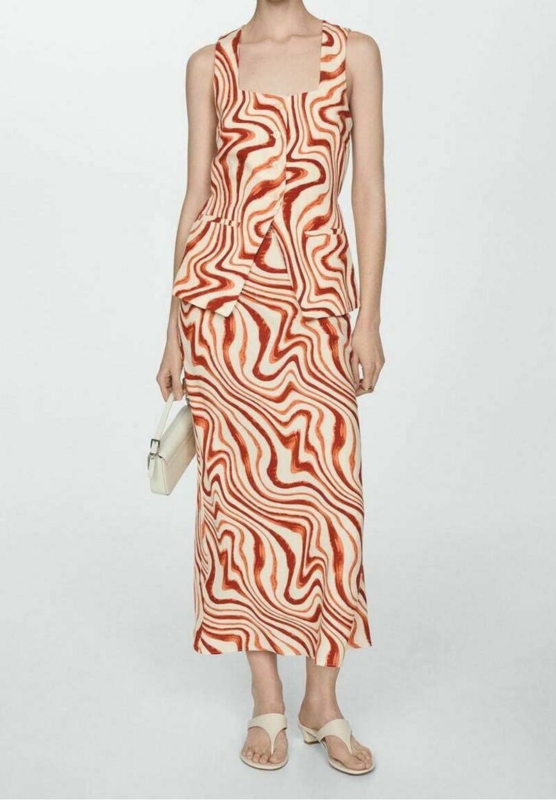 Ensemble haut à basque et jupe avec des motifs ondulés rouges et orange sur fond crème. Confectionné en tissu léger ; doté de larges bretelles et d'une silhouette ajustée.
