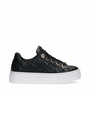 Sneaker nera in ecopelle con motivo trapuntato, suola in gomma bianca, occhielli dorati e lacci neri. Design piatto con punta rotonda.