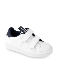 Zapatillas blancas con una textura suave similar al cuero, que cuentan con dos correas de Velcro, una tapa de talón en color marino y una suela de goma texturizada.