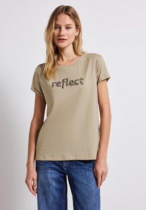 T-shirt à manches courtes en kaki avec le mot "reflect" imprimé dans un design texturé. Tissu en coton doux avec une coupe décontractée et un col rond.