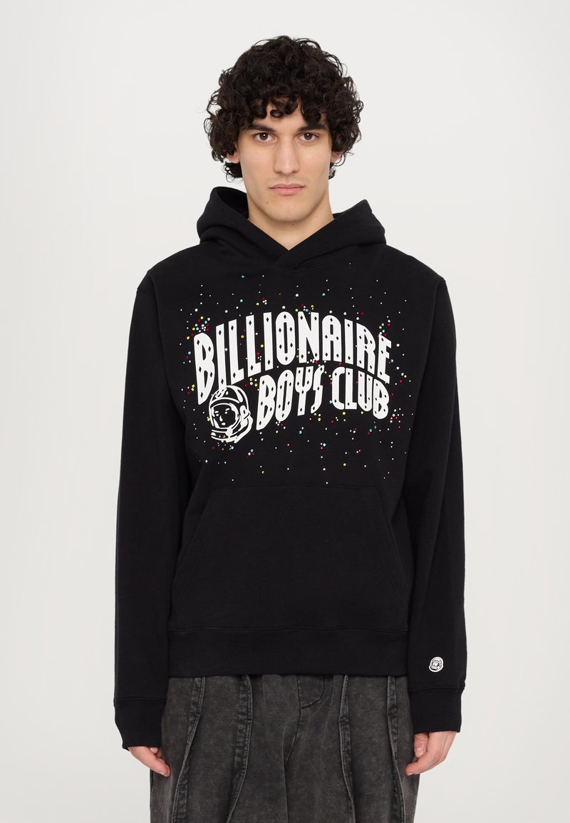 Hoodie noir en coton, avec un grand imprimé blanc orné de points colorés et d'un logo. Il possède une poche avant et une capuche avec cordon.