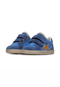 Blauwe suède peuterschoenen met twee klittenbandsluitingen, een tan-kleurige steraccent en een beige rubberen zool. Vastgenaaide details op het bovenwerk en de zool.