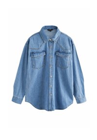 Camisa de denim azul claro con cuello clásico, mangas largas, dos bolsillos en el pecho y botones plateados, con un dobladillo ligeramente curvado.