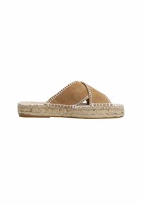 Tan suède instapsandalen met kruislingse banden en een geweven jute zool, met contrasterende witte stiksels langs de randen.
