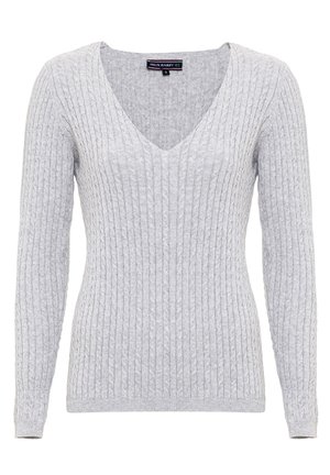 Pull en tricot gris avec un col en V, des manches longues et une texture côtelée, présentant une silhouette ajustée et un motif en torsades discret.