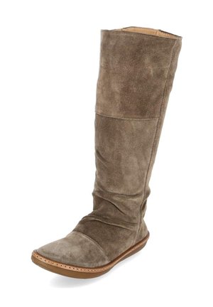 Botte haute en daim marron avec semelle plate et bout arrondi, montrant de légers plis et des détails de couture sur la tige et la zone du pied.