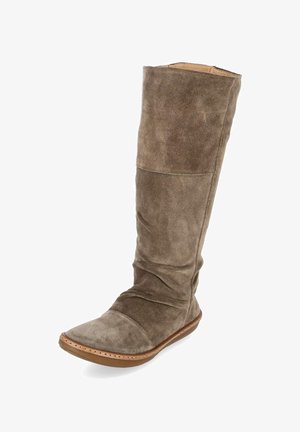 Botte haute en daim marron avec semelle plate et bout arrondi, montrant de légers plis et des détails de couture sur la tige et la zone du pied.