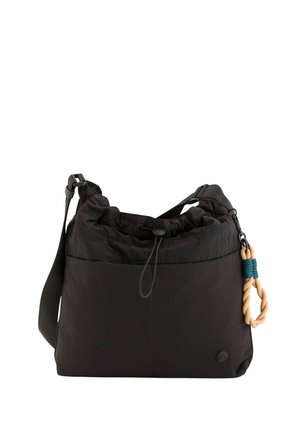 Bolso de hombro negro con correa ajustable, cierre con cordón y un llavero de cuerda trenzada sujeto al lado.